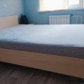 Прекрасный спальный гарнитур (кровать с матрасом, распашной шкаф, прикроватная тумба, комод.