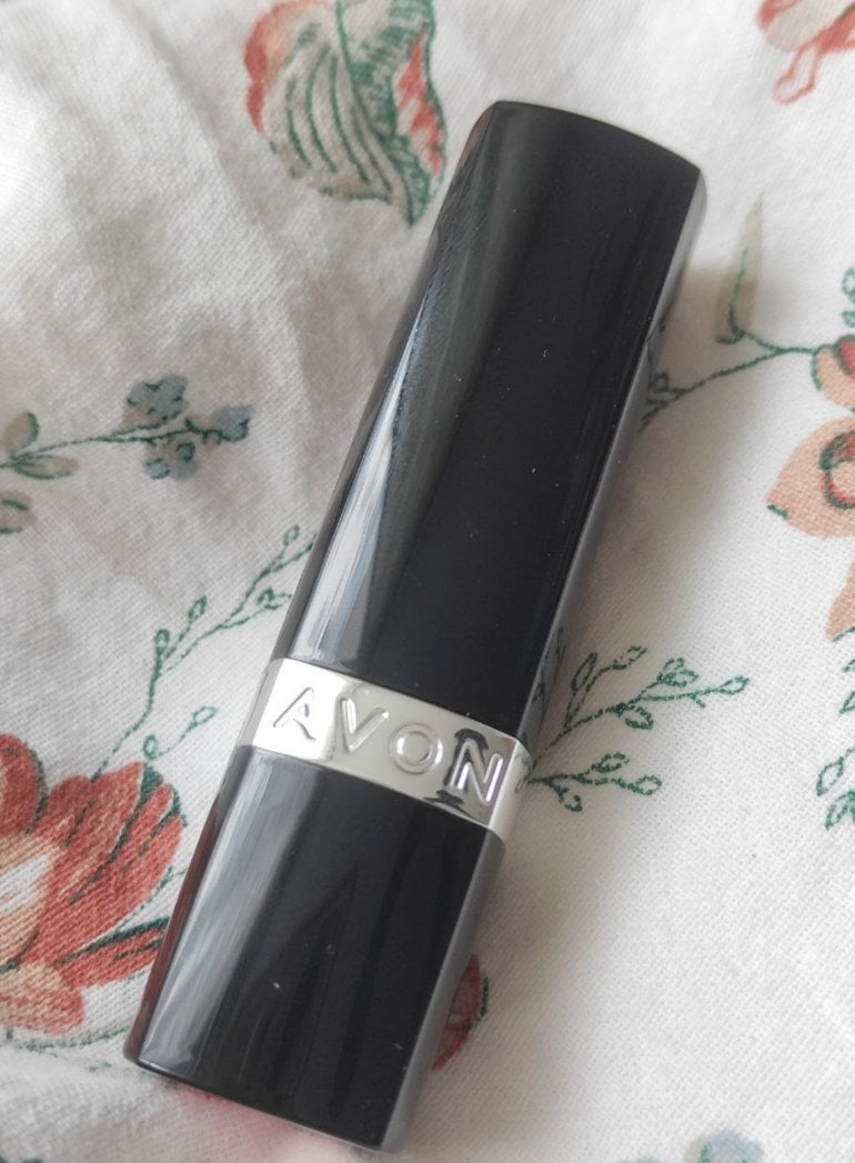 Губная помада Avon Ультра - Кремовая помада с приятным запахом, речь сегодня про ультра помаду от авон.