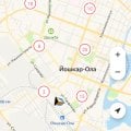 Дочка изучает мобильное приложение Халва