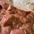 По вкусу нормально: шашлык в меру соленый и немного пряный